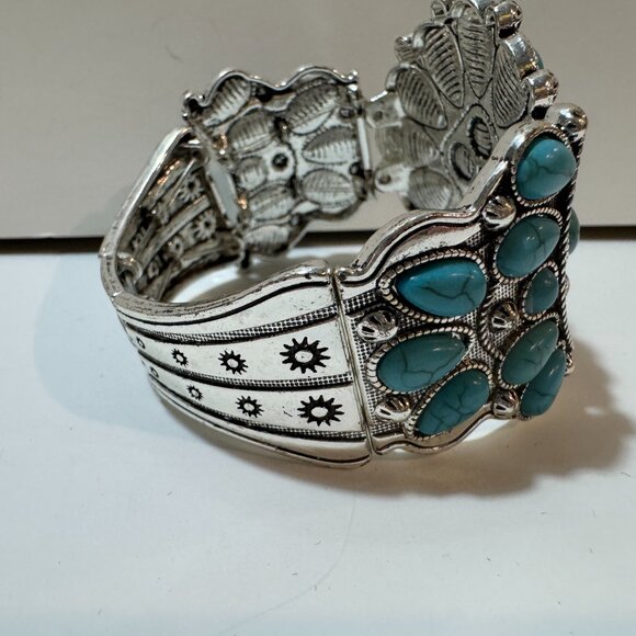 Plunder Turquoise Statement Cuff Bracelet 🌵 Bold and beautiful silver-toned - Picture 5 of 7